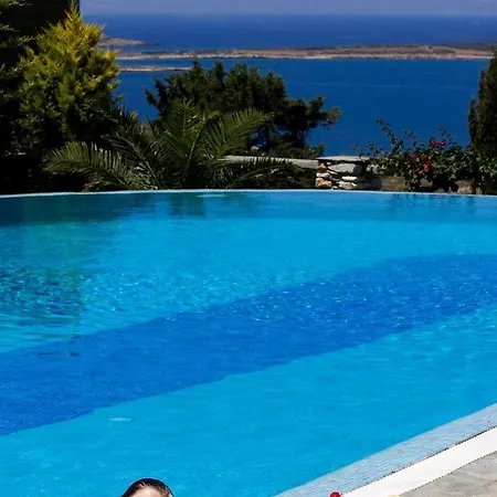 فيلة Paros Sleeps 10 Pool Air Con Wifi T478599 *